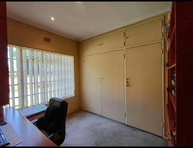 4 BEDROOM HOUSE FOR SALE IN DERSLEY